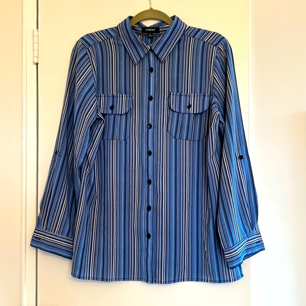 Blouse with 2front pockets & long sleeves.  Sleeves can be rolled.  Loose fit